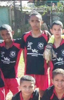 Foto de uma partida da escolinha que jogava.